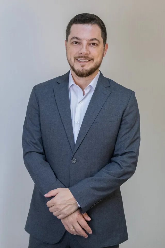 Dr. Cassius Frigulha de terno cinza